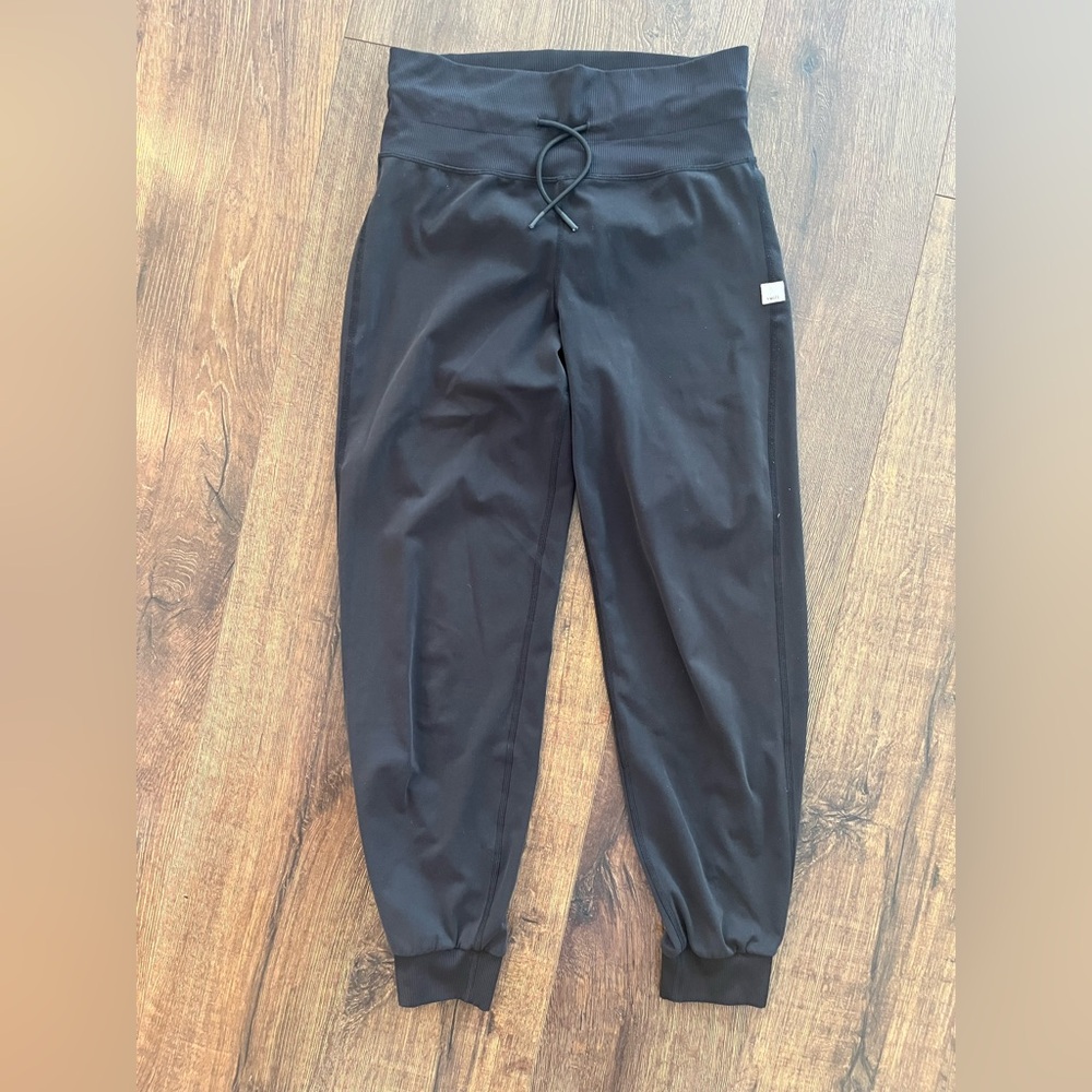 Vuori joggers - black